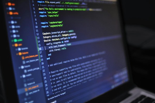 En quoi la conception de l'interface utilisateur affecte-t-elle la jouabilité dans les jeux de stratégie complexes ?